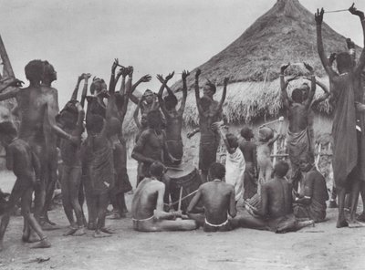 Afrika: Dinka ko-dans (s/h-foto) af Hugo Adolf Bernatzik