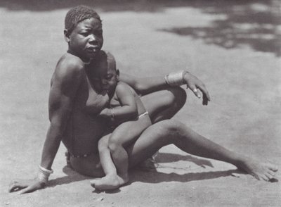 Afrika: Østlige Djur, mor og barn (s/h-foto) af Hugo Adolf Bernatzik