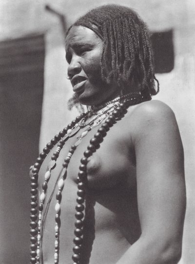 Afrika: Gawazi, en professionel danser (s/h-foto) af Hugo Adolf Bernatzik