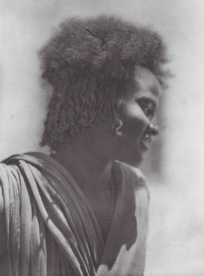Afrika: Unge fra Hadendoa, det østlige Sudan (s/h-foto) af Hugo Adolf Bernatzik