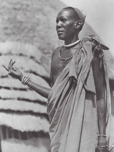 Afrika: Høvding af Tonga (s/h-foto) af Hugo Adolf Bernatzik