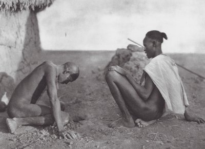Afrika: Medicinmand bløder en patient (s/h-foto) af Hugo Adolf Bernatzik