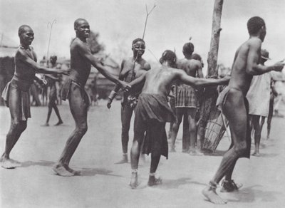 Afrika: Moru-runddans (s/h-foto) af Hugo Adolf Bernatzik