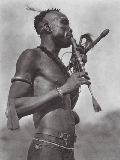Afrika: Niambara-fløjtespiller (s/h-foto) af Hugo Adolf Bernatzik