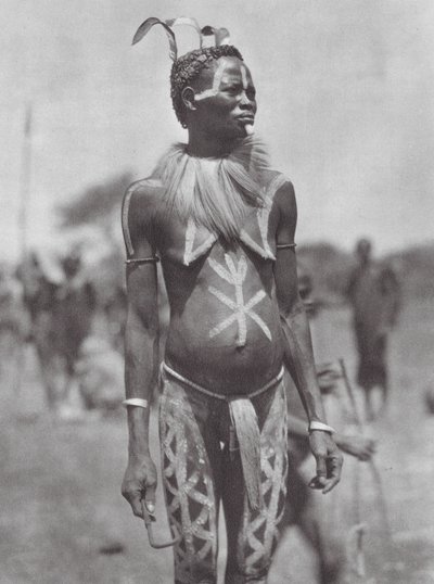 Afrika: Nuba-kvinde med festlig udsmykning (s/h-foto) af Hugo Adolf Bernatzik