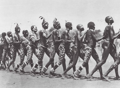 Afrika: Nuba-kvinder danser (s/h-foto) af Hugo Adolf Bernatzik