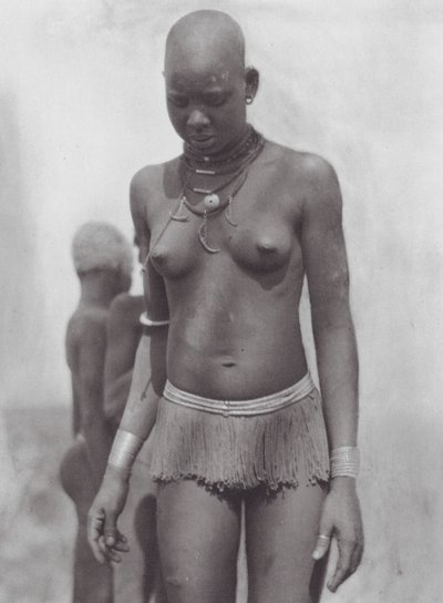 Afrika: Nuer-kvinde (s/h-foto) af Hugo Adolf Bernatzik