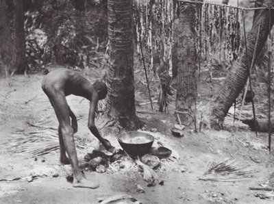 Afrika: Nuer tilbereder krokodillekød (s/h-foto) af Hugo Adolf Bernatzik