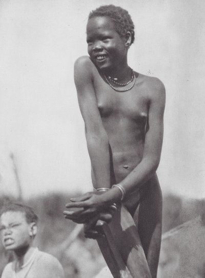 Afrika: Nuer-pige (s/h-foto) af Hugo Adolf Bernatzik