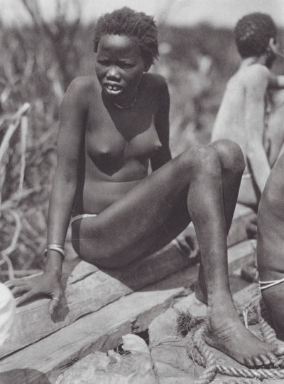 Afrika: Nuer-pige på Bahr el Zeraf (s/h-foto) af Hugo Adolf Bernatzik