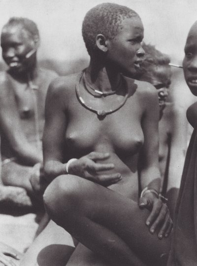 Afrika: Nuer-pige iført halskæde af girafhår (s/h-foto) af Hugo Adolf Bernatzik