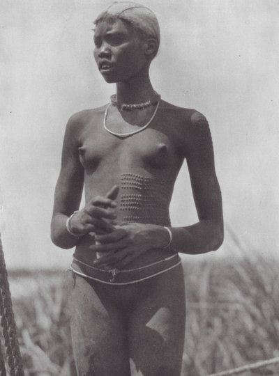 Afrika: Nuer-pige med ornamentale ar (s/h-foto) af Hugo Adolf Bernatzik