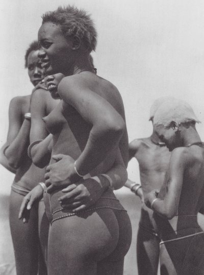 Afrika: Nuer-piger og -børn (s/h-foto) af Hugo Adolf Bernatzik