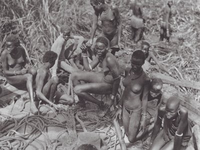 Afrika: Nuer-piger på en sudanesisk sejlbåd (s/h-foto) af Hugo Adolf Bernatzik
