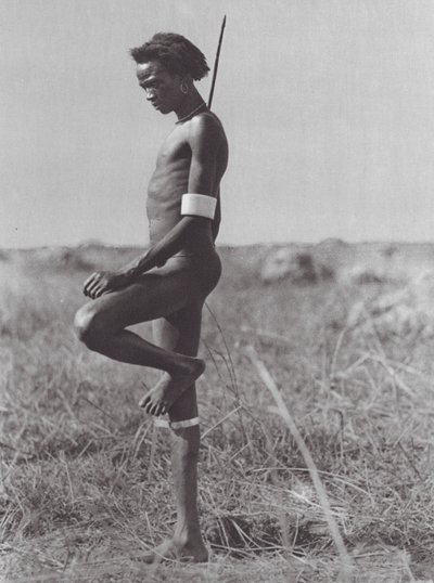 Afrika: Nuer, hvilestilling (s/h-foto) af Hugo Adolf Bernatzik