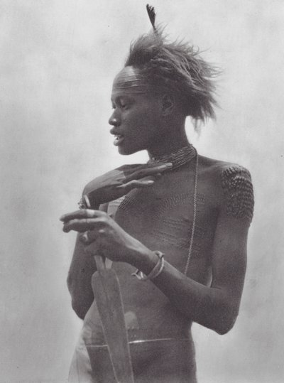 Afrika: Nuer-kriger med stammemærke i panden (s/h-foto) af Hugo Adolf Bernatzik