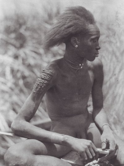 Afrika: Nuer med rødfarvet hår (s/h-foto) af Hugo Adolf Bernatzik