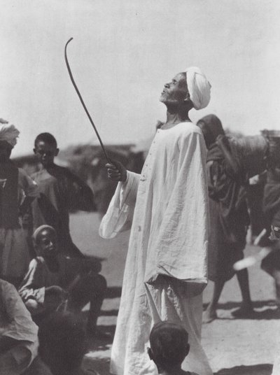 Afrika: Gammel mand håner danserinden (s/h-foto) af Hugo Adolf Bernatzik