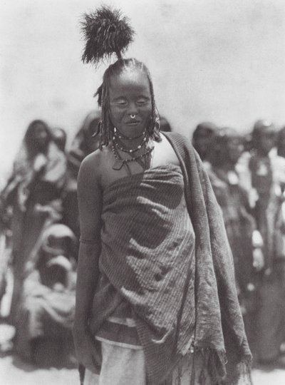 Afrika: Hovedbeklædning af strudsefjer båret af Aulad Hamids (s/h-foto) af Hugo Adolf Bernatzik