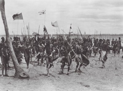 Afrika: Shilluk-begravelsesceremoni nær Tonga (s/h-foto) af Hugo Adolf Bernatzik
