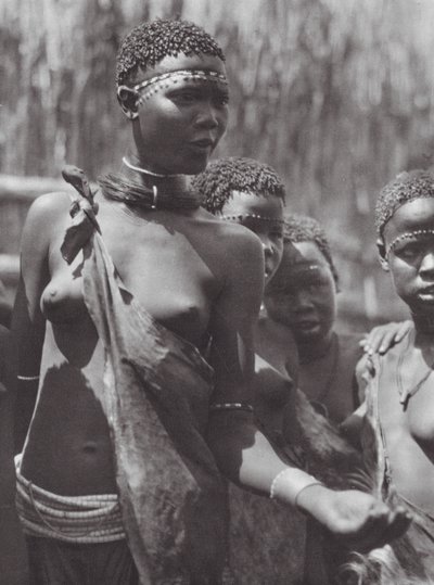 Afrika: Shilluk-piger (s/h-foto) af Hugo Adolf Bernatzik