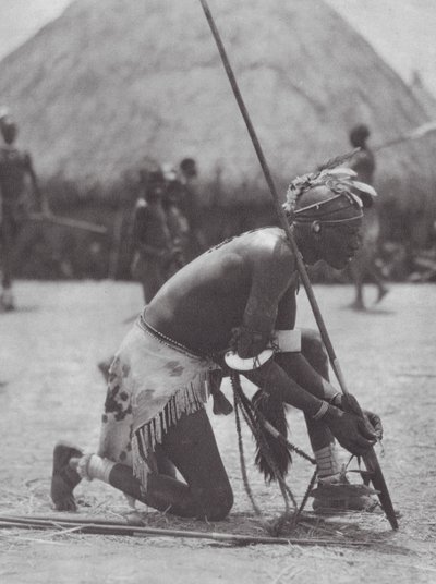 Afrika: Shilluk i festdragt (s/h-foto) af Hugo Adolf Bernatzik