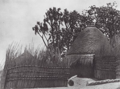 Afrika: Shilluk-tempel (s/h-foto) af Hugo Adolf Bernatzik