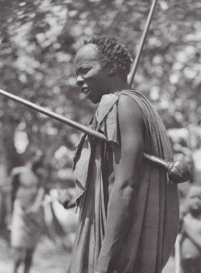 Afrika: Shilluk-kriger med kølle (s/h-foto) af Hugo Adolf Bernatzik