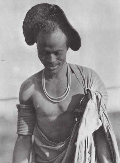Afrika: Shilluk-kriger med hættefrisure (s/h-foto) af Hugo Adolf Bernatzik