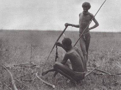 Afrika: Shilluk-krigere hviler sig (s/h-foto) af Hugo Adolf Bernatzik