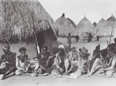 Afrika: Shilluk-krigere gnider sig med træaske (s/h-foto) af Hugo Adolf Bernatzik