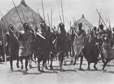 Afrika: Shilluk-krigere stormer en høvdings grav (s/h-foto) af Hugo Adolf Bernatzik