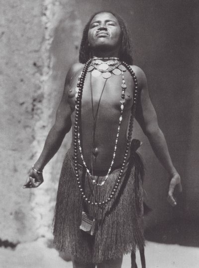 Afrika: Sudanesisk mavedanser (s/h-foto) af Hugo Adolf Bernatzik