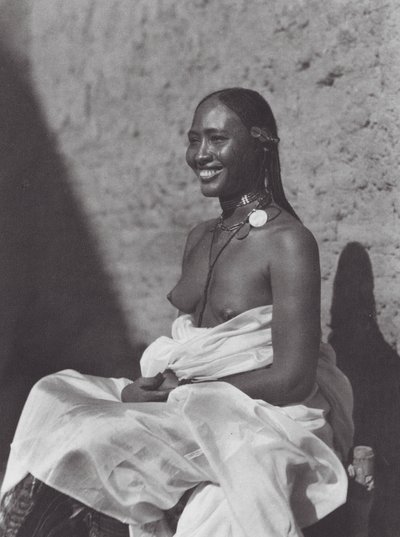 Afrika: Sudanesisk kvinde fra Omdurman (s/h-foto) af Hugo Adolf Bernatzik