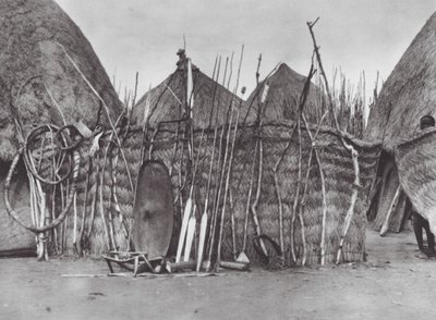 Afrika: En afdød Shilluk-høvdings ejendom (s/h-foto) af Hugo Adolf Bernatzik