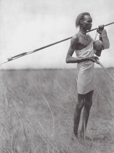 Afrika: Rejsende Dinka-kriger (s/h-foto) af Hugo Adolf Bernatzik