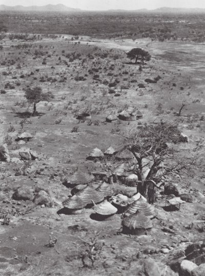 Afrika: Udsigt over sletterne fra Mount Talodi (s/h-foto) af Hugo Adolf Bernatzik