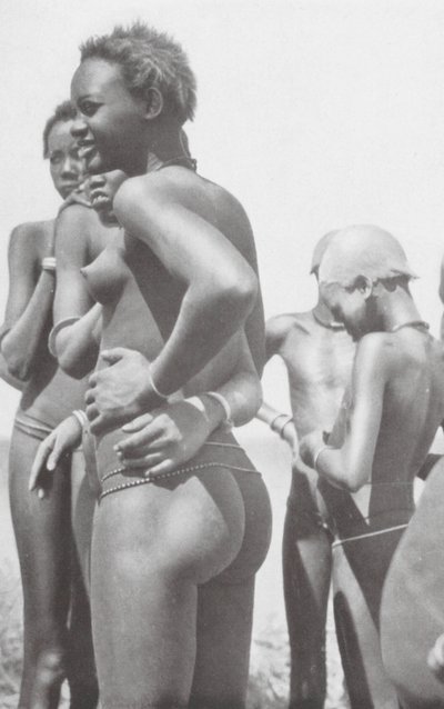 Nuer-pige (s/h-foto) af Hugo Adolf Bernatzik