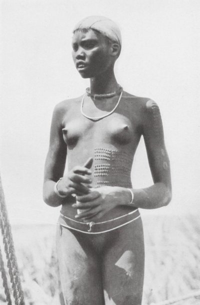 Nuer-pige (s/h-foto) af Hugo Adolf Bernatzik
