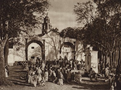 Mexico: Amecameca, procession foran det hellige bjergkapel (s/h-foto) af Hugo Brehme