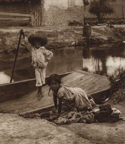 Mexico: Ixtacalco, Indianerbørn vasker tøj, D F (s/h-foto) af Hugo Brehme