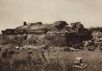 Mexico: Pyramiden i Xochicalco, før restaureringen (s/h-foto) af Hugo Brehme