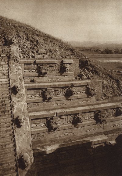 Mexico: San Juan Teotihuacan, stenskulpturer på den vestlige facade af Quetzalcouatl-pyramiden, pyramiden i midten af citadellet (s/h-foto) af Hugo Brehme