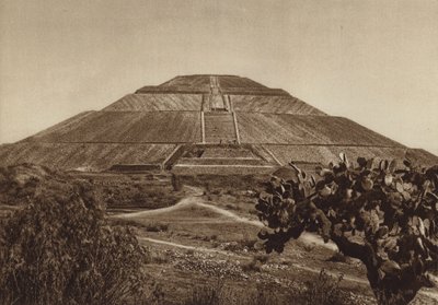 Mexico: San Juan Teotihuacan, vestlig facade (s/h-foto) af Hugo Brehme