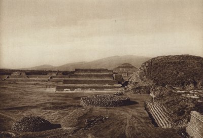 Mexico: San Juan Teotihuacan, Udsigt over citadellets terrasser (s/h-foto) af Hugo Brehme