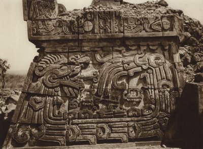 Mexico: Xochicalco, en del af pyramiden med slange og hieroglyffer (s/h-foto) af Hugo Brehme