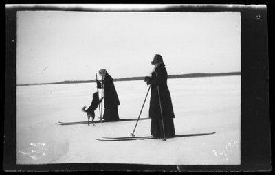 Blenda og Elsa Simberg på ski, også Balu på skitur af Hugo Simberg