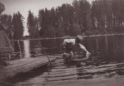 Børn flyder på en legebåd på Niemenlauta af Hugo Simberg
