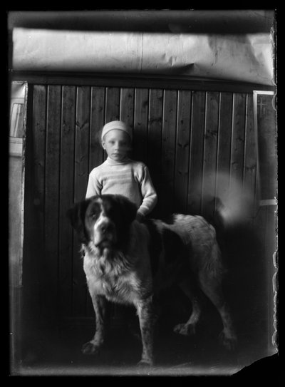 Leo Andersin og Sarto som modeller i Selkärantas atelier af Hugo Simberg