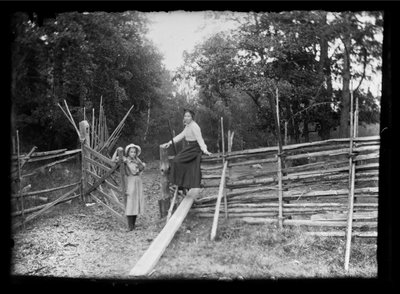 Lilli og Elsa Simberg på verandaen ved Niskapohja-vejen af Hugo Simberg